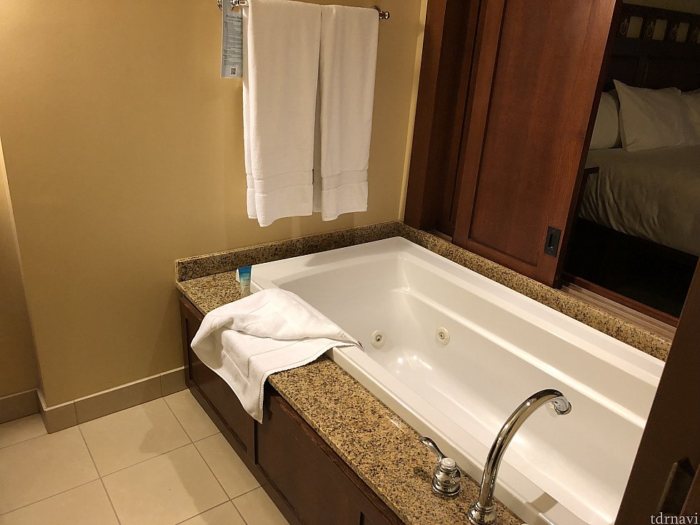 バスタブもゆったり!ジェットバスで1日の疲れをとりました。
横にはシャワーブースが。そして、トイレも完備