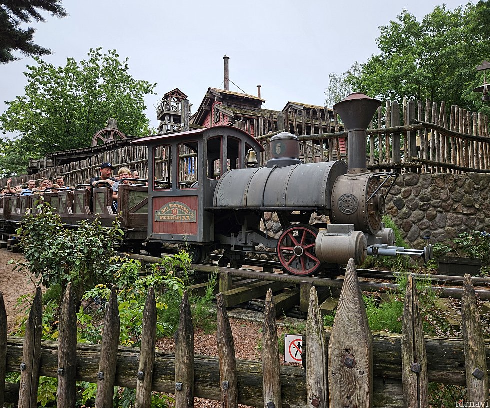 最後の加速が癖になる! ビッグサンダー・マウンテン(パリ)