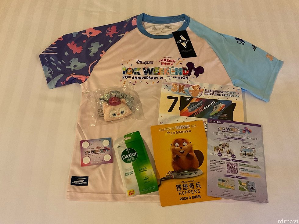 受け取ったもの(ダッフィー3kmの場合)。他の種目はTシャツと20周年ミニイヤーハット、ゼッケンが変わるだけでそのほかは同じです