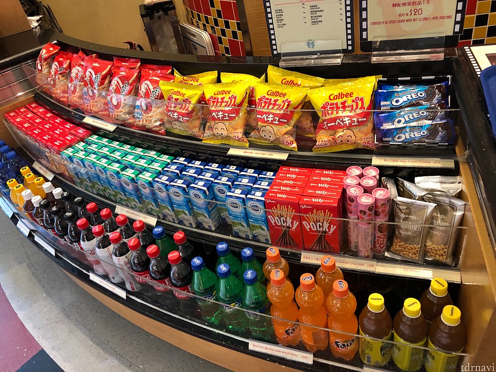 ポテトチップスやチョコレートなども揃っています。