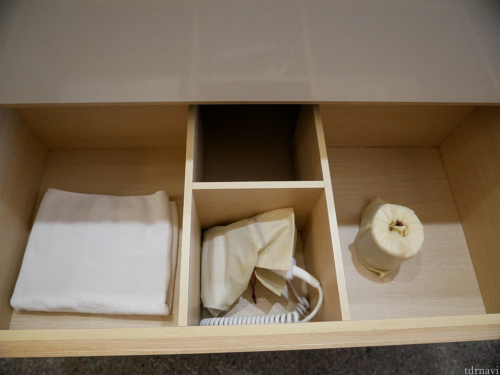 引き出しの中にドライヤーがあります。洗面所の鏡前では差すとこがなく、室内の別の鏡のところで使いました。