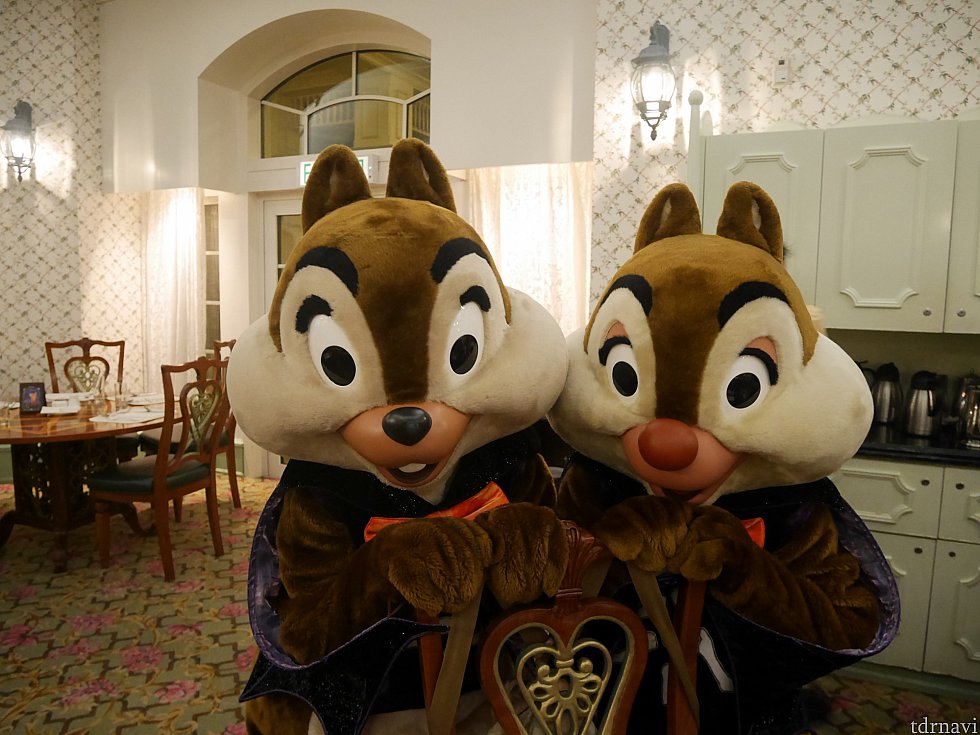 イスを揺らして遊んでたいたずらっ子!
