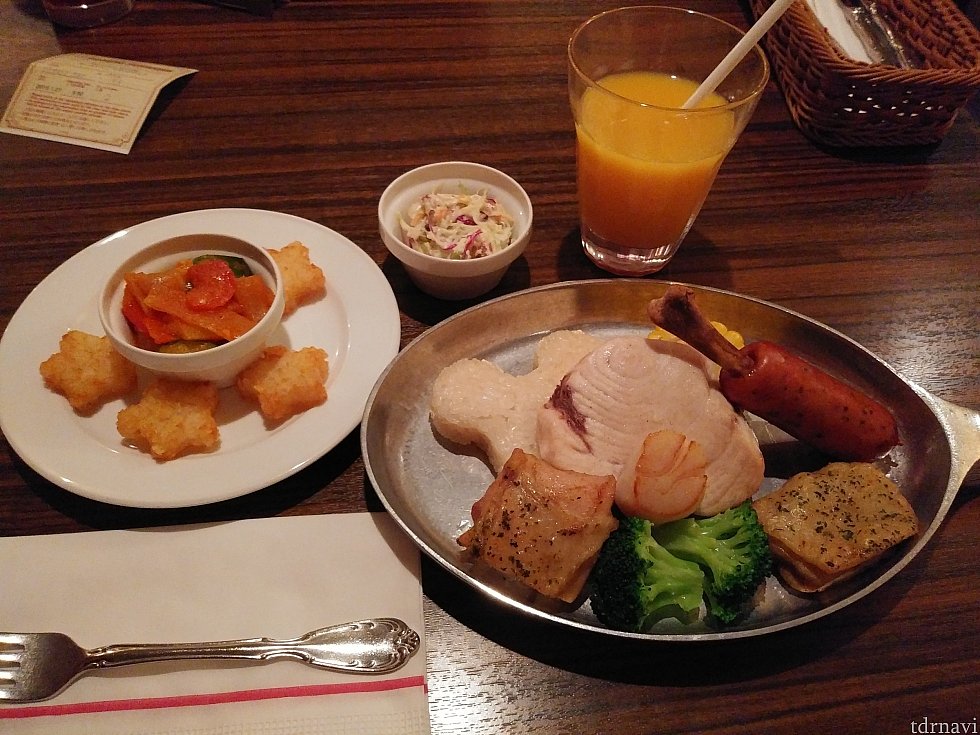 こちらが低アレルゲンメニューです😋
ボリューム凄かったです!
ご飯がミッキーシェイプ♥️