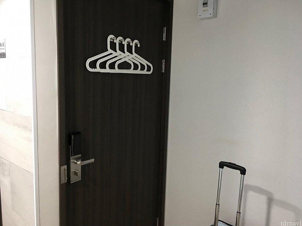 スペースはドアの長さ分ぐらいしかないと考えてください。狭くても割り切れるなら全然ありかと。
