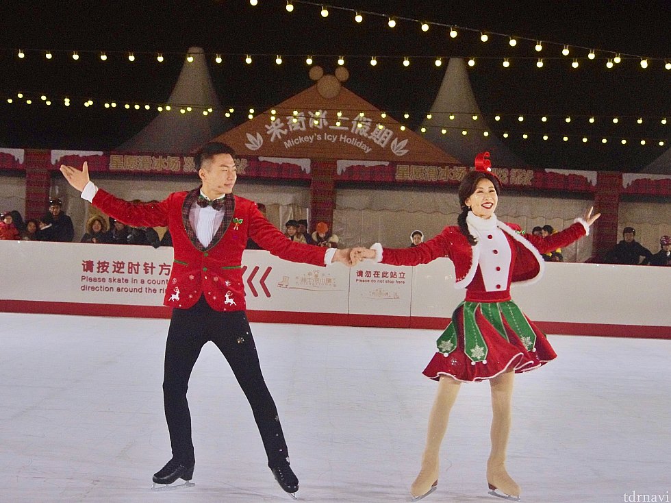 Mickey’s Icy Holiday(写真は17:15からの回)
まず司会のお二人が登場!