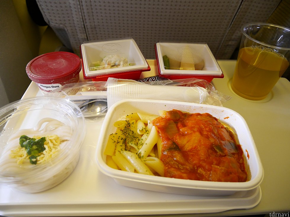 【JAL】機内食。深夜便だとリズムが崩れる可能性もあるので、初めてはのんびり昼間の便で!香港はディズニー以外も魅力がいっぱいなので3泊4日しました。