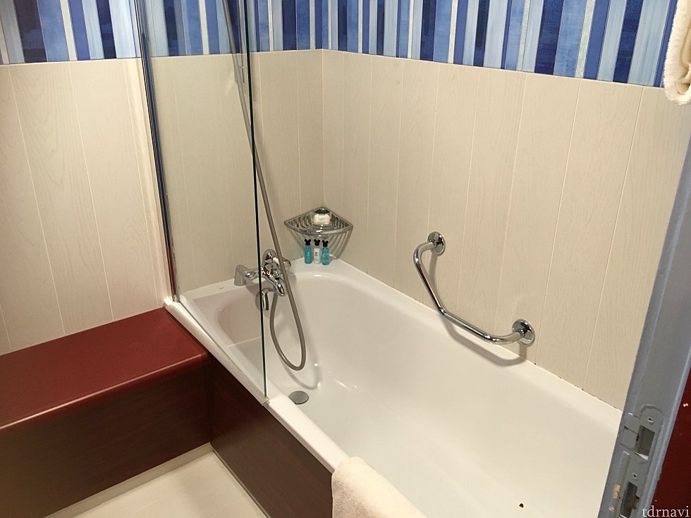 トイレとバスルームになります。唯一困ったのがバスルームにシャワーカーテンがないこと。あらぬ方向にシャワーを飛ばす経験が豊富な私としては困ったものです…