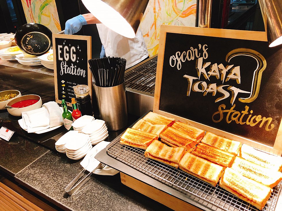名物カヤトースト、左では卵料理をオーダーで作ってくれます。