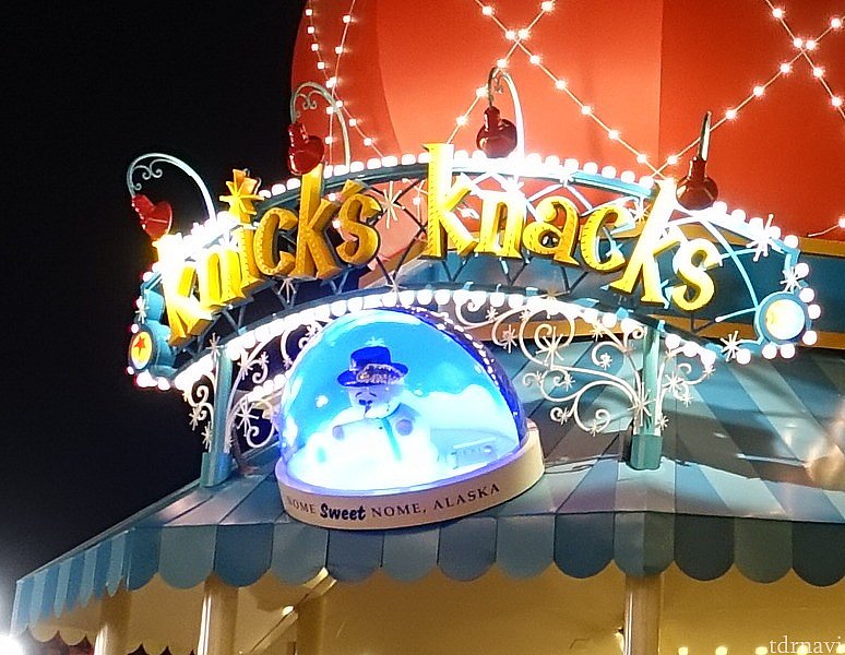 1989年公開のピクサー短編映画『Knick Knack』に登場したスノードームが看板になっています。