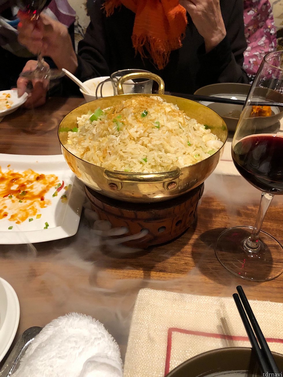 ドラゴンウィンドチャーハン。ドライアイス付きでドラマチックに登場。