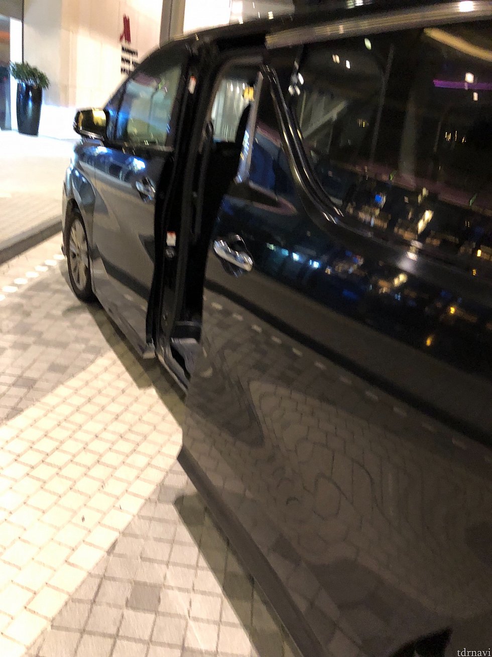 2組このワンボックスカーで空港送迎で案内されました。