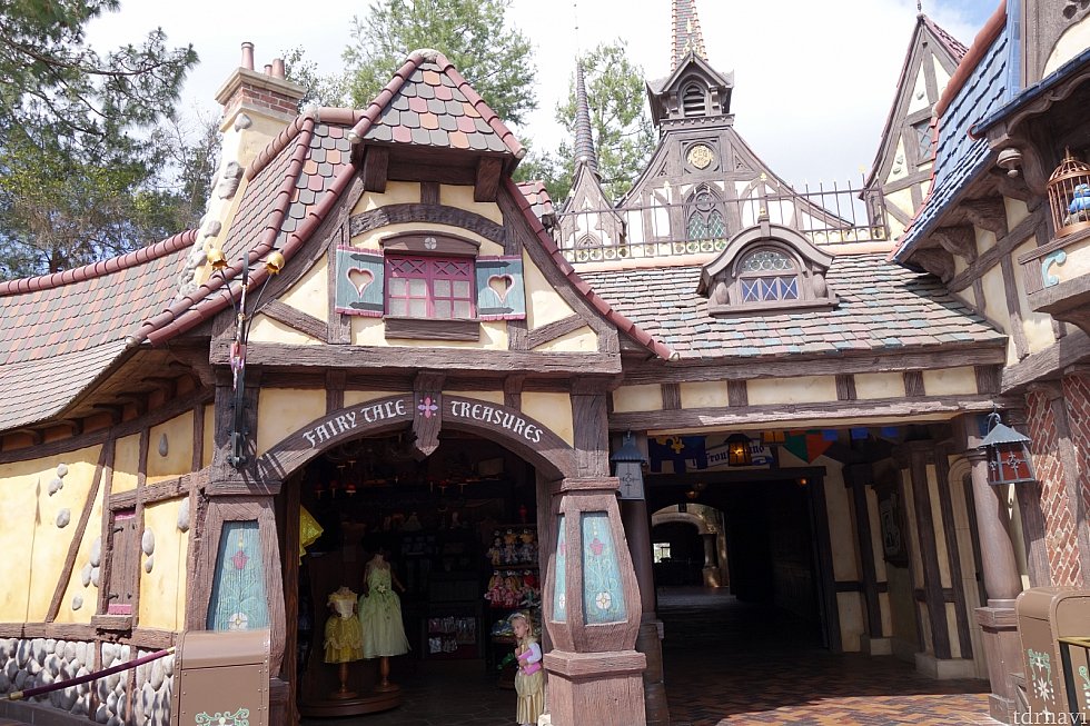 【番外編1】ロイヤルホールの左手に進むと「Fairytale Treasures」というプリンセスのドレス専門店があります。また別途、ファンタジーランド内にビビディ・バビディ・ブティックもありますよ。