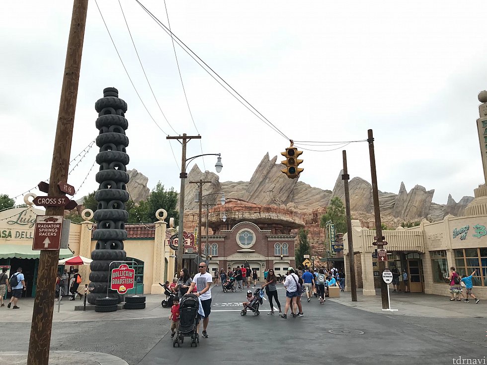 まっすぐ行くと、アトラクション入口。右側1番手前の電柱の下にファストパス発券(Fastpass Distribution)という看板が小さくあります。