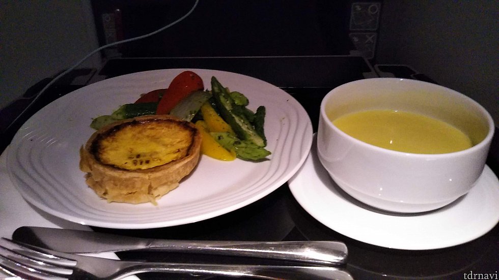また寝た後。
そろそろ朝ごはん・・?夜食・・?
ともかく、軽食的なものを食べようかと、メニューを見てベジタリアンなキッシュな一皿を頼んでみた。
グリル野菜がおいしくて、野菜は全部食べれた。キッシュは少しかじった。スープはちょっと飲んだ。
本当はチョコクッキーだけで満腹になりたいけど、大人だから無理して野菜食べる。
