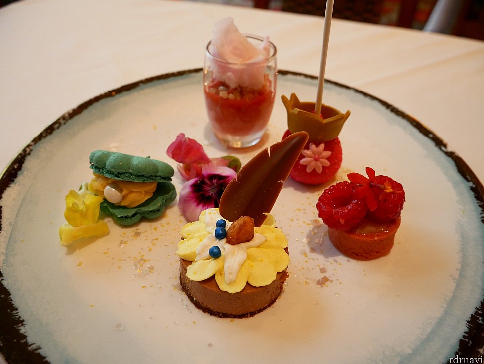 【デザート】プリンセスをモチーフにしていてかわいい❤️マカロンやバターケーキ、いちごのシャーベットなどです。