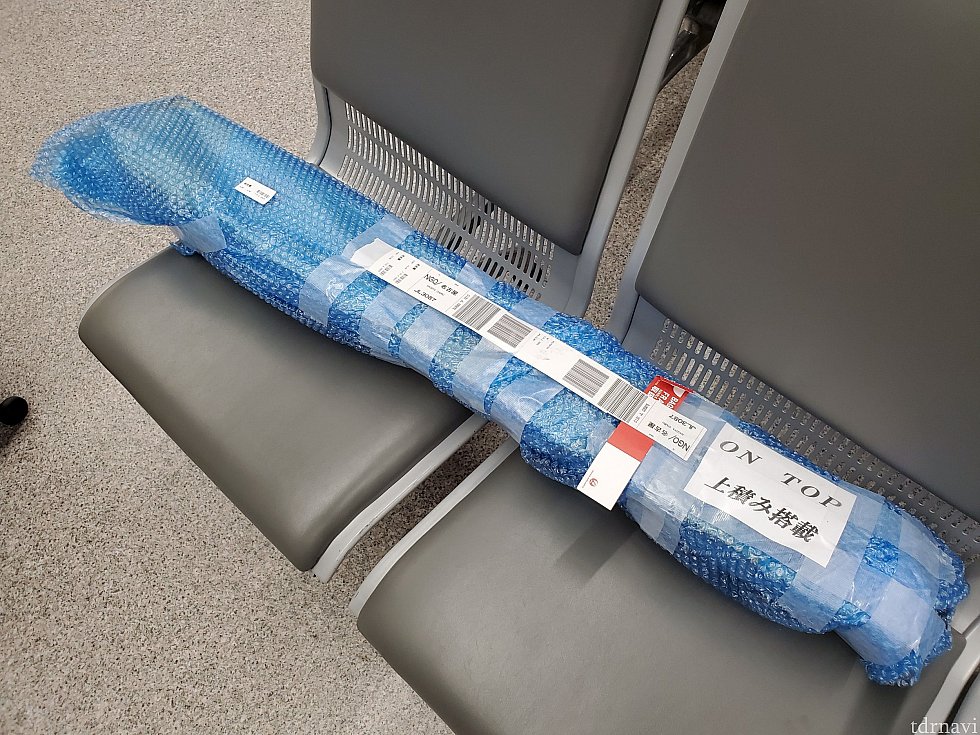 プチプチでくるみ、注意書きの紙を貼って預け入れ。航空会社のスタッフの女性が丁寧に梱包してくれました。フライト中の破損を心配しましたが、無事ベルトコンベアで出てきました。
