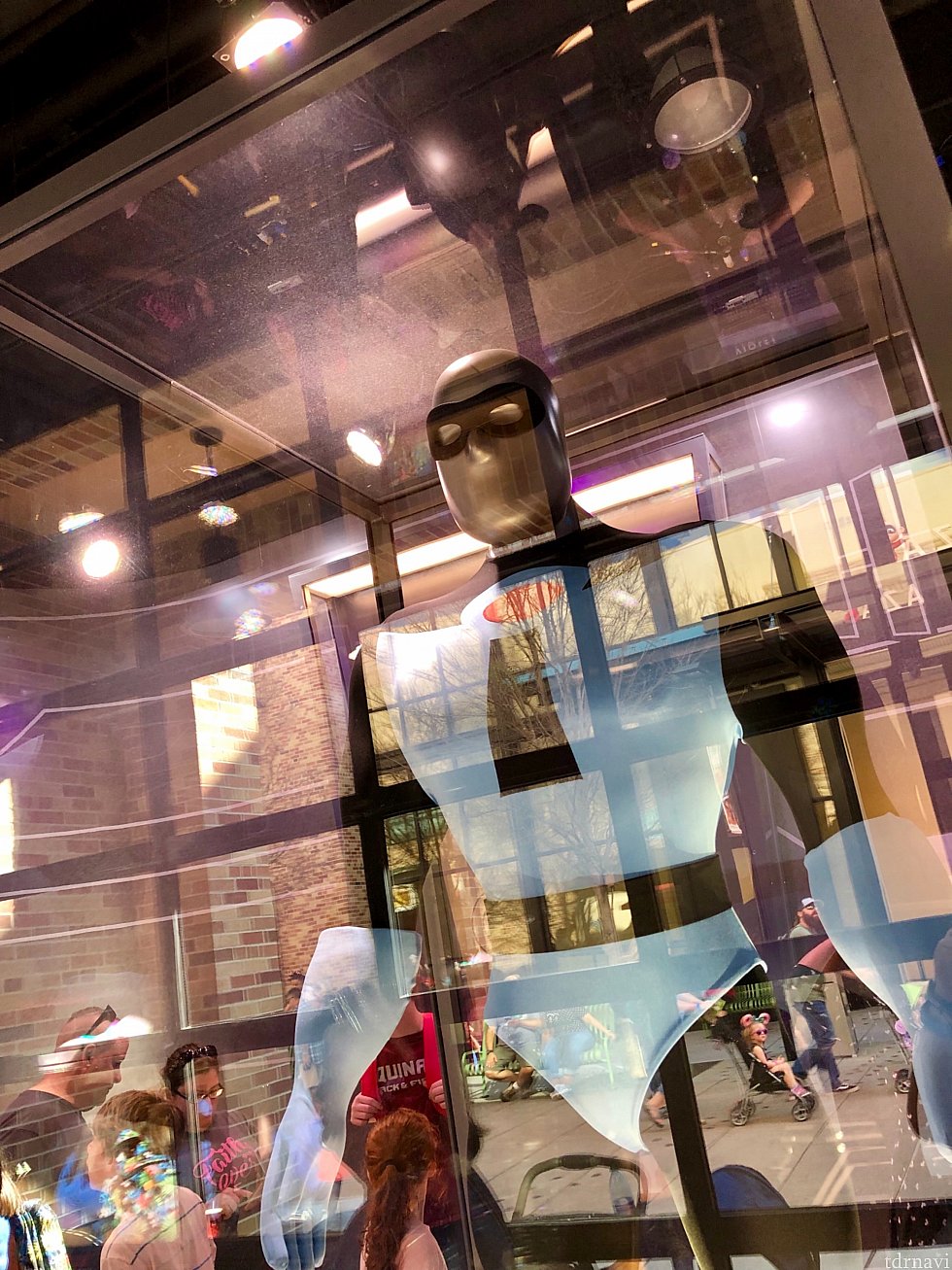 エドナのオフィスと言うことで、彼女がデザインしたヒーロー達のスーツが展示されています。