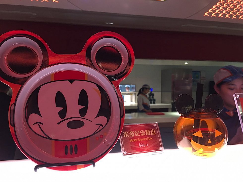 レジのところにもカップが展示されていました。