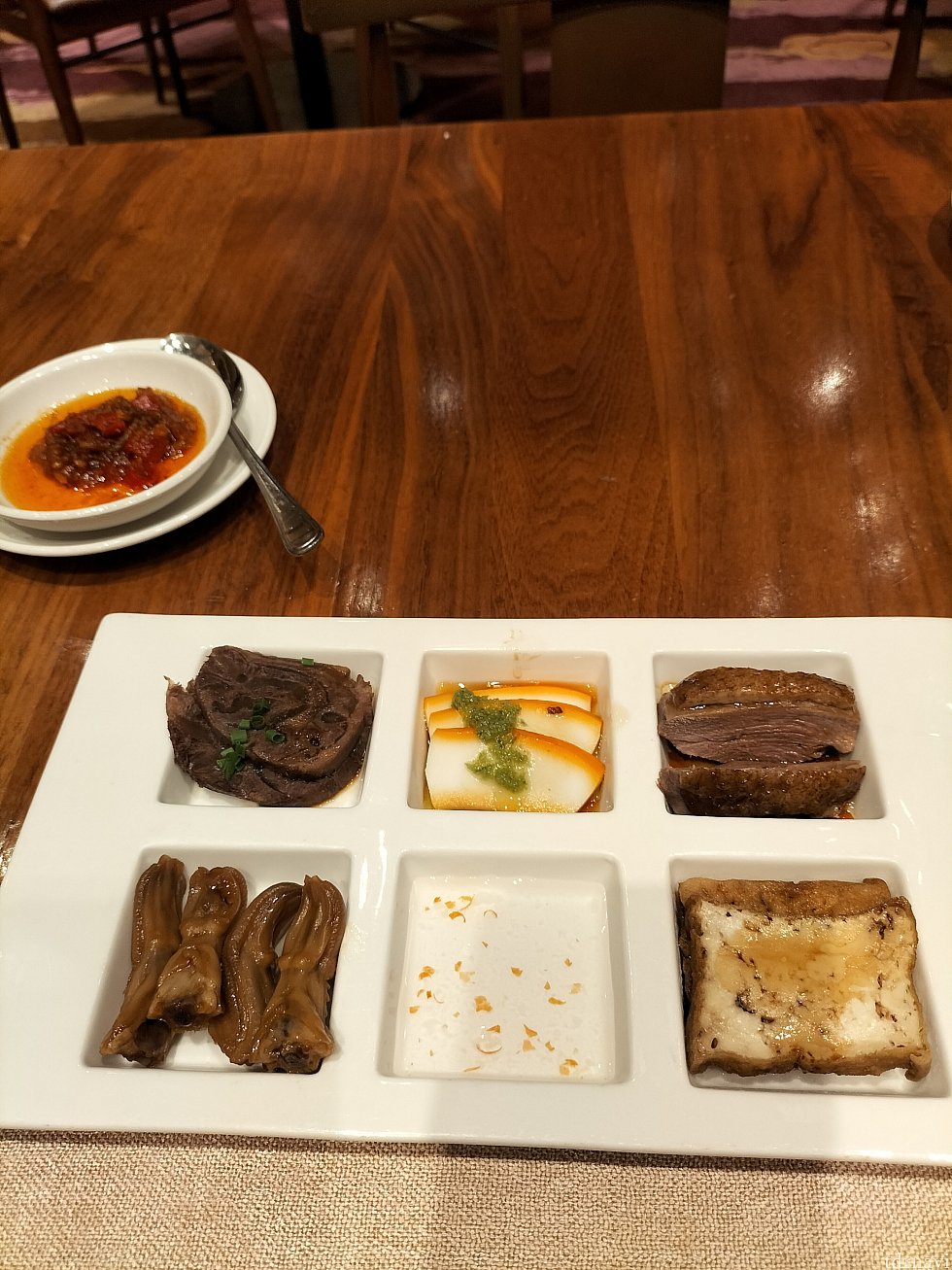 前菜6種の盛り合わせ。<br>
胡椒や唐辛子が程よく効いていて美味しいです。