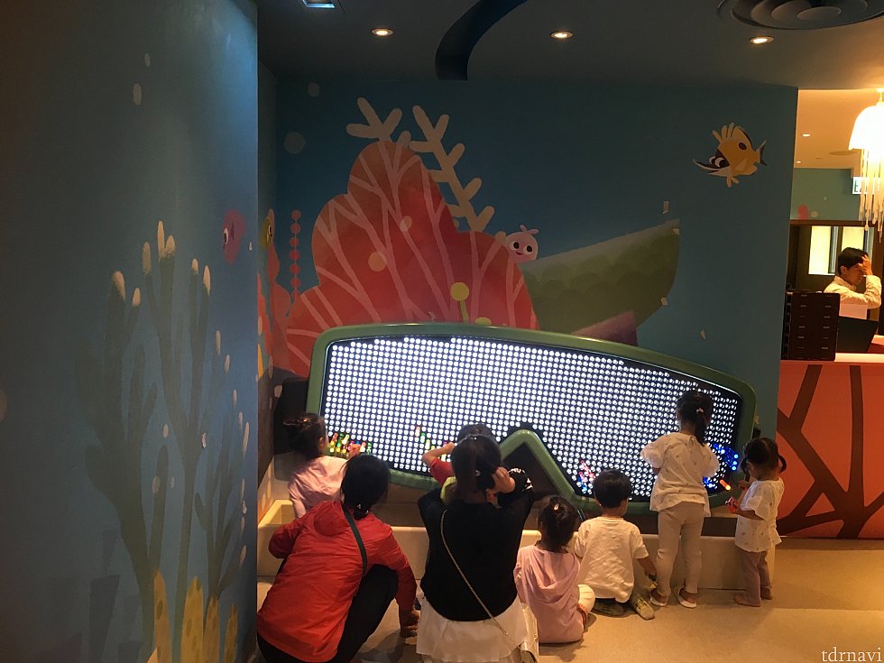 水中メガネをモチーフとした遊具も。透明な棒を差し込んで遊ぶもののようです