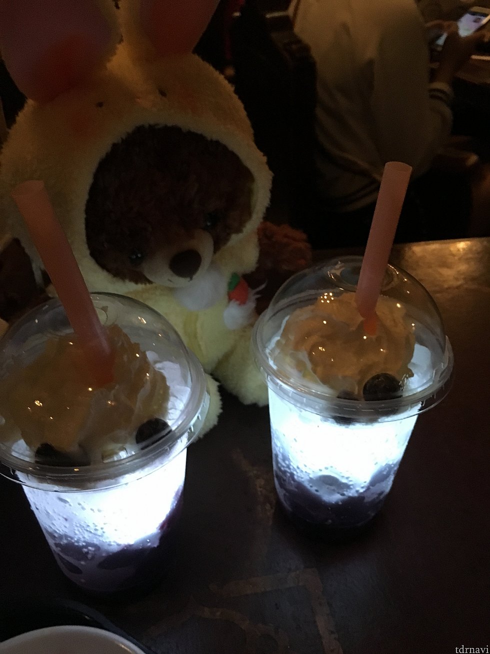 なんか、ドリンクの中に光る氷が入っていて不気味に光ってます。