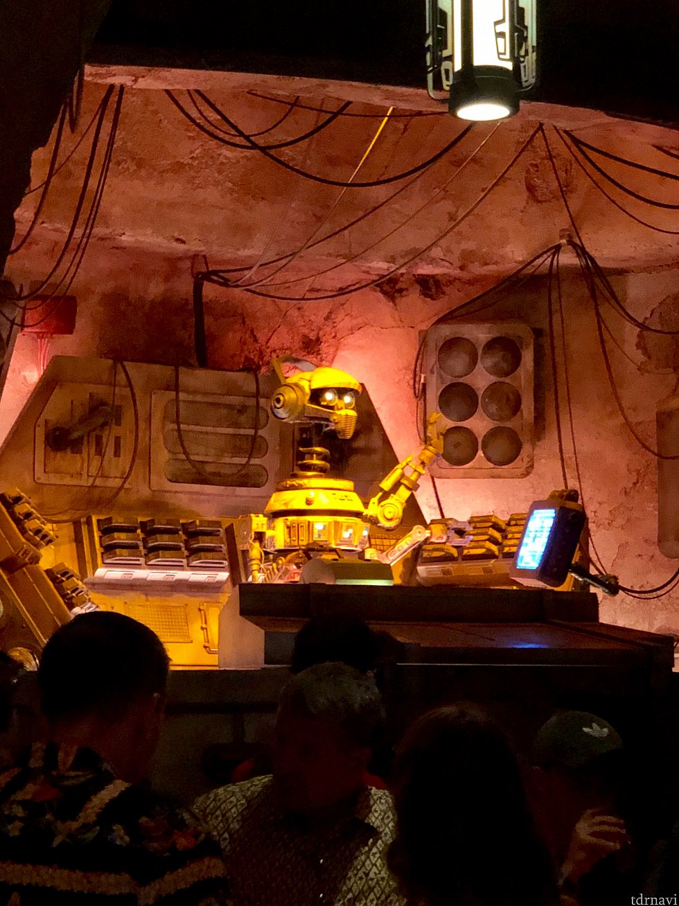 懐かしのR3XがDJとして曲を流してくれています。スターツアーズの元パイロット。曲に合わせて首振ってノリノリです。アメリカの一般のクラブやバーだと、友達と会話するのに支障をきたす程音量が大きいのですが、RX-24君は音量も丁度良かったです。ドジっ子だった彼も良い仕事してるようです。笑