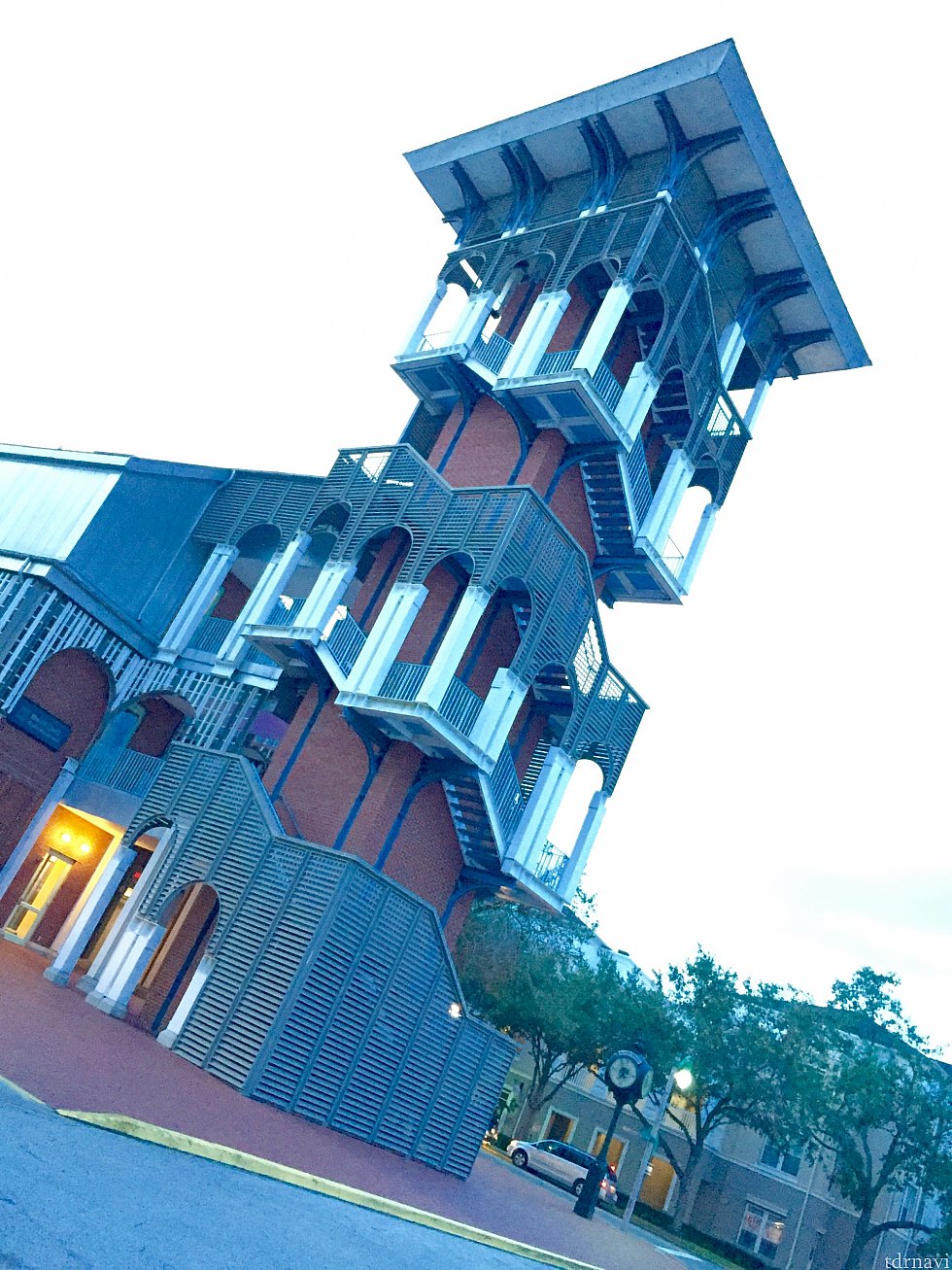 昔の駅舎を模したこの建物は銀行です。