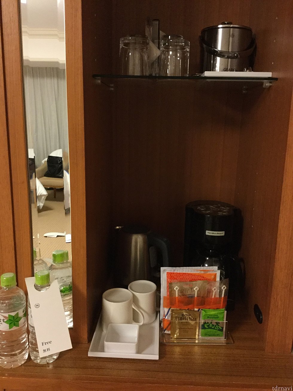 ドリップコーヒー、紅茶、緑茶がそれぞれ2回分ありました。いろはす無料は嬉しいですね。