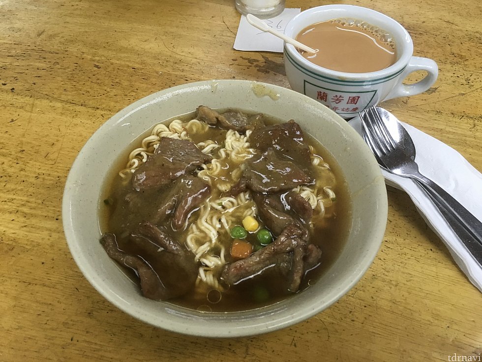 濃いミルクティーと香港のソウルフード「出前一丁」を使った麺料理で朝ごはん。