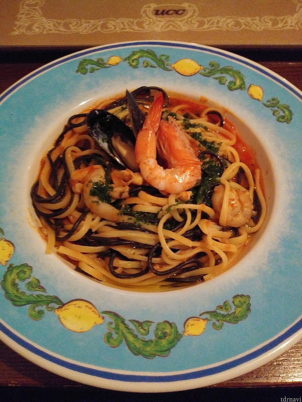 私は、シーフードサルサ・ポモドーロパスタを選びました。海老やムール貝がのってて、あさりや海老などシーフードがいっぱい入ってました。