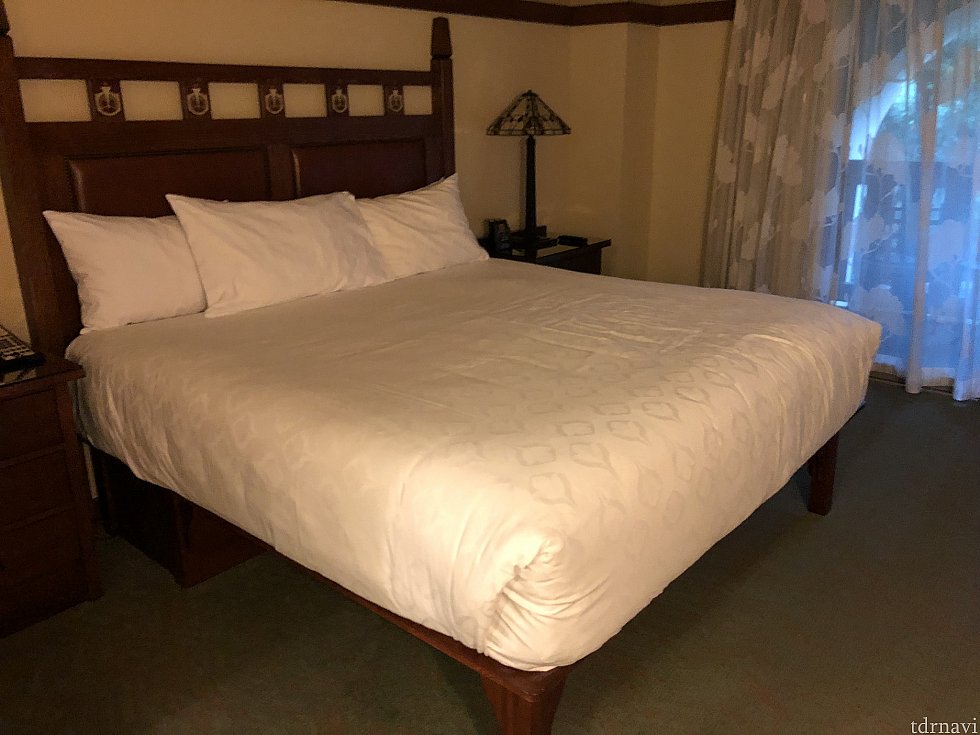 ベッドルームです。クイーンサイズのベッドです。
ちょっと高さがあるので、寝るときちょっと大変でした。