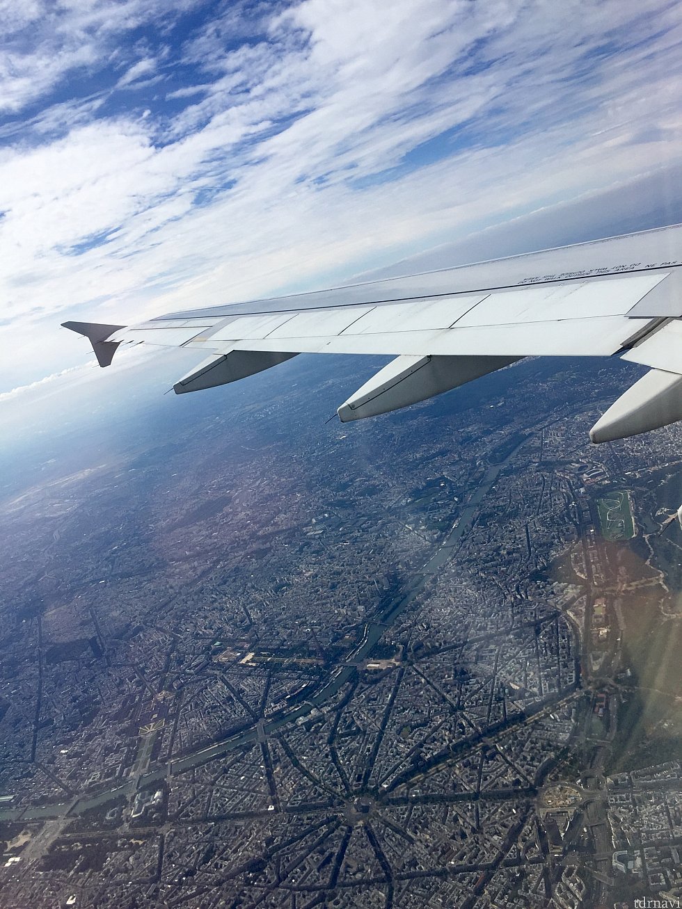 機内から見えた凱旋門とエッフェル塔。