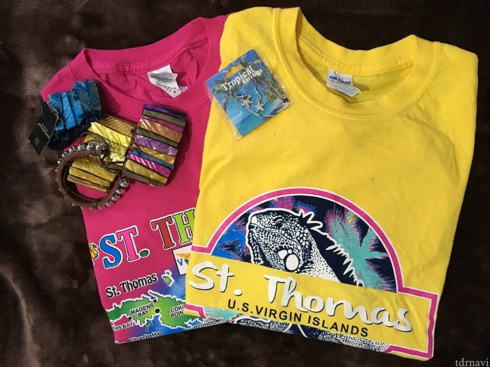 もっとオシャレなTシャツいっぱいありますよ。「セント・トーマス行って来ました」なベタなのを買ってきました。1枚$10。
シェルのブレスレットはなんと$1。