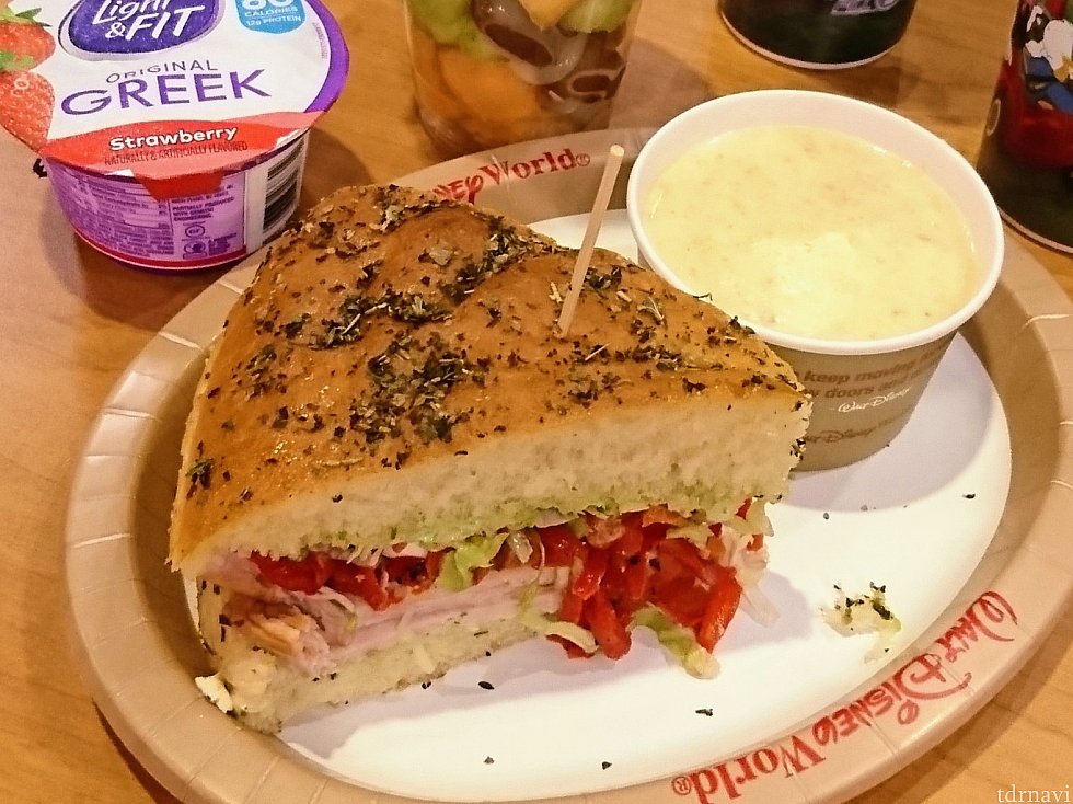ターキーサンドイッチとポテトスープ。
巨大なフォカッチャのサンドイッチは、二人で分けてちょうど良かったです。