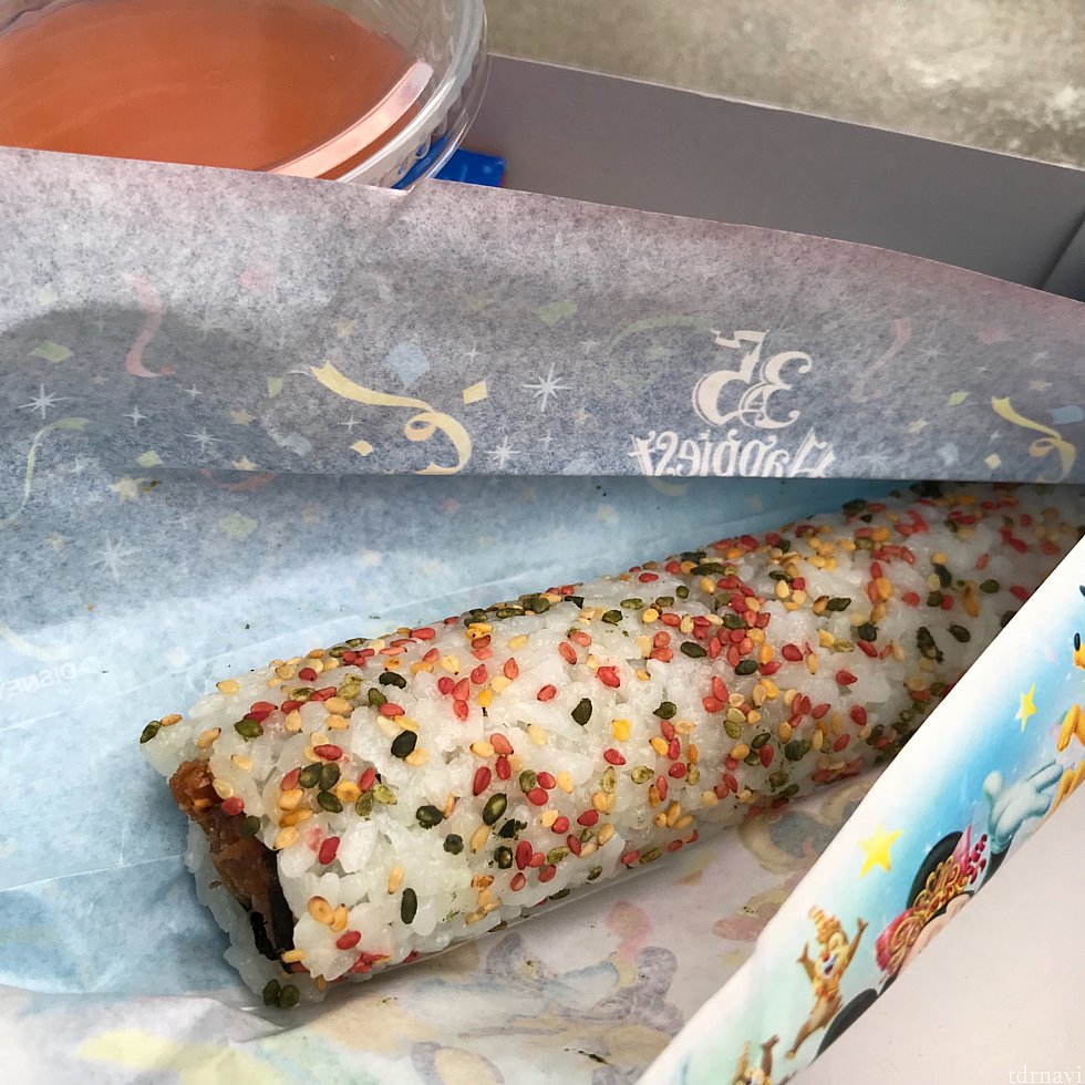 酢飯のせいか、見た目はおにぎりみたいな味を想像しますが、寿司でした!