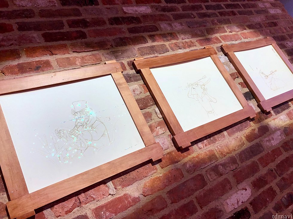 絵画やアートも少しテーマになっているようで、見つけた壁のディズニーキャラクタースケッチは時間が経つにつれ変化します。それに気づいているゲストは殆どいなさそうでしたが。笑