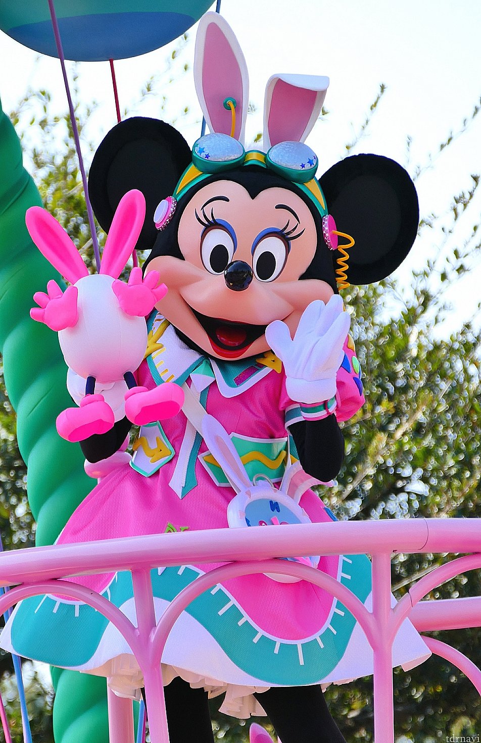 4台目のフロートはミニーちゃん(*^O^*)かわいすぎて興奮が止まらないです(@_@;)
