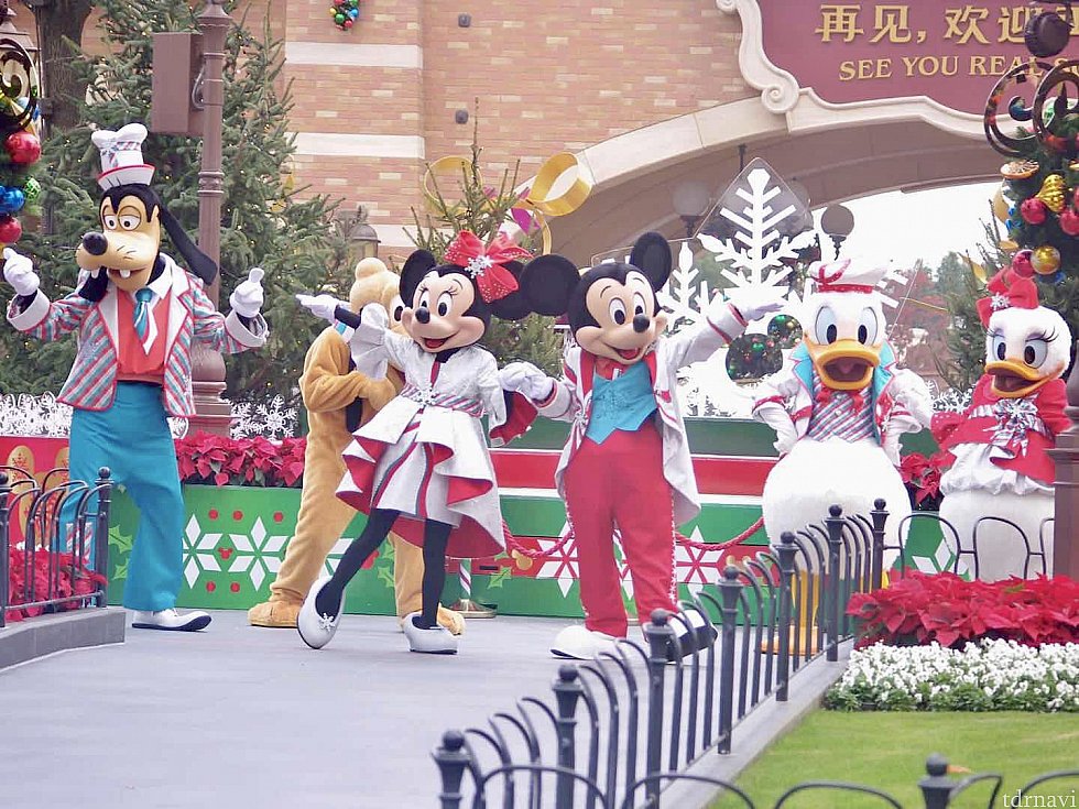 後ろに移動し、みんなも登場!一緒にダンス♪