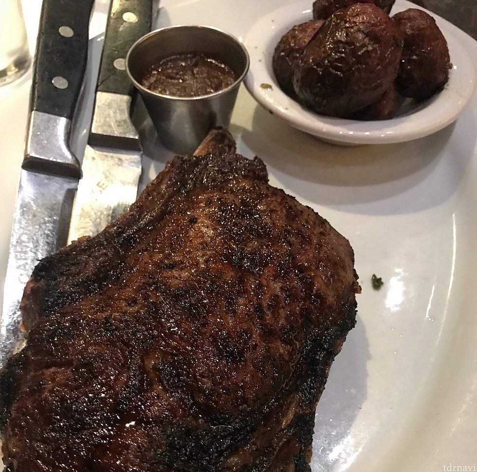 bone in ribeye。
ステーキは悩んだらbone in ribeyeを頼むのが一番です。