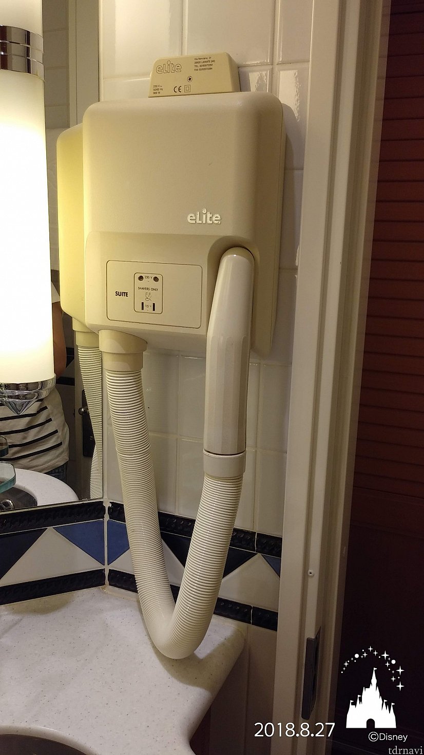 トイレのとこにある固定のドライヤーです。
ソファー向かいの鏡台の引き出しにもドライヤーがあります。