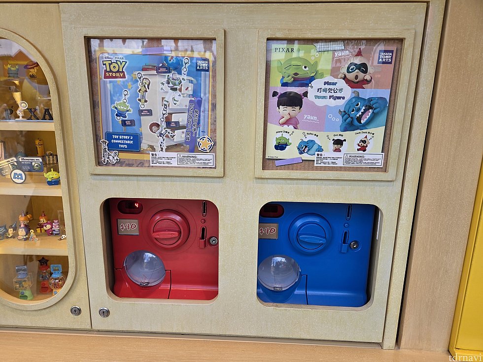 近くにガチャガチャがありました。１回40香港ドル、約800円は高級ガチャ...