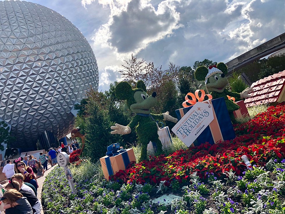今回もやってきました、Dapper Day 2018 Fall.日曜日は毎回エプコットでの開催。パークでは「フェスティバル オブ ホリデー」が始まったばかりです。
