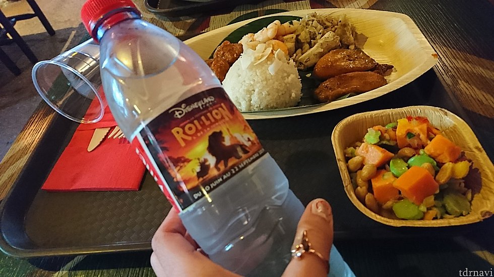 お水も付いてきます。ごはんの味は…まあ、食べられなくは無いですが美味しくはないですw