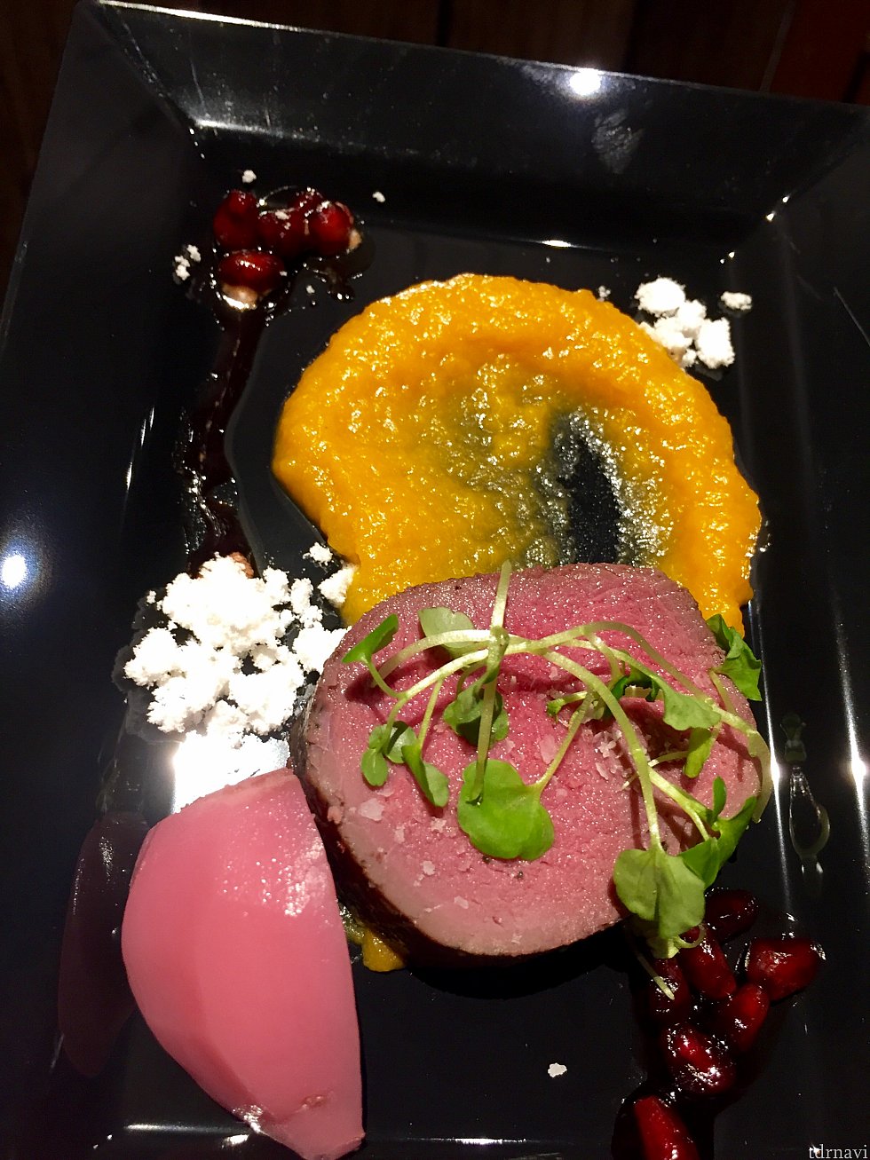 Sous Vide Venisonは鹿肉の料理です。バターナッツのピューレ、ザクロのソース、そしてカブのピクルスが添えられて、こちらもアーティスティック。高級レストランで出されてもおかしくないクオリティの高いアイテム。お肉がとても柔らかくて僕は気に入りました。