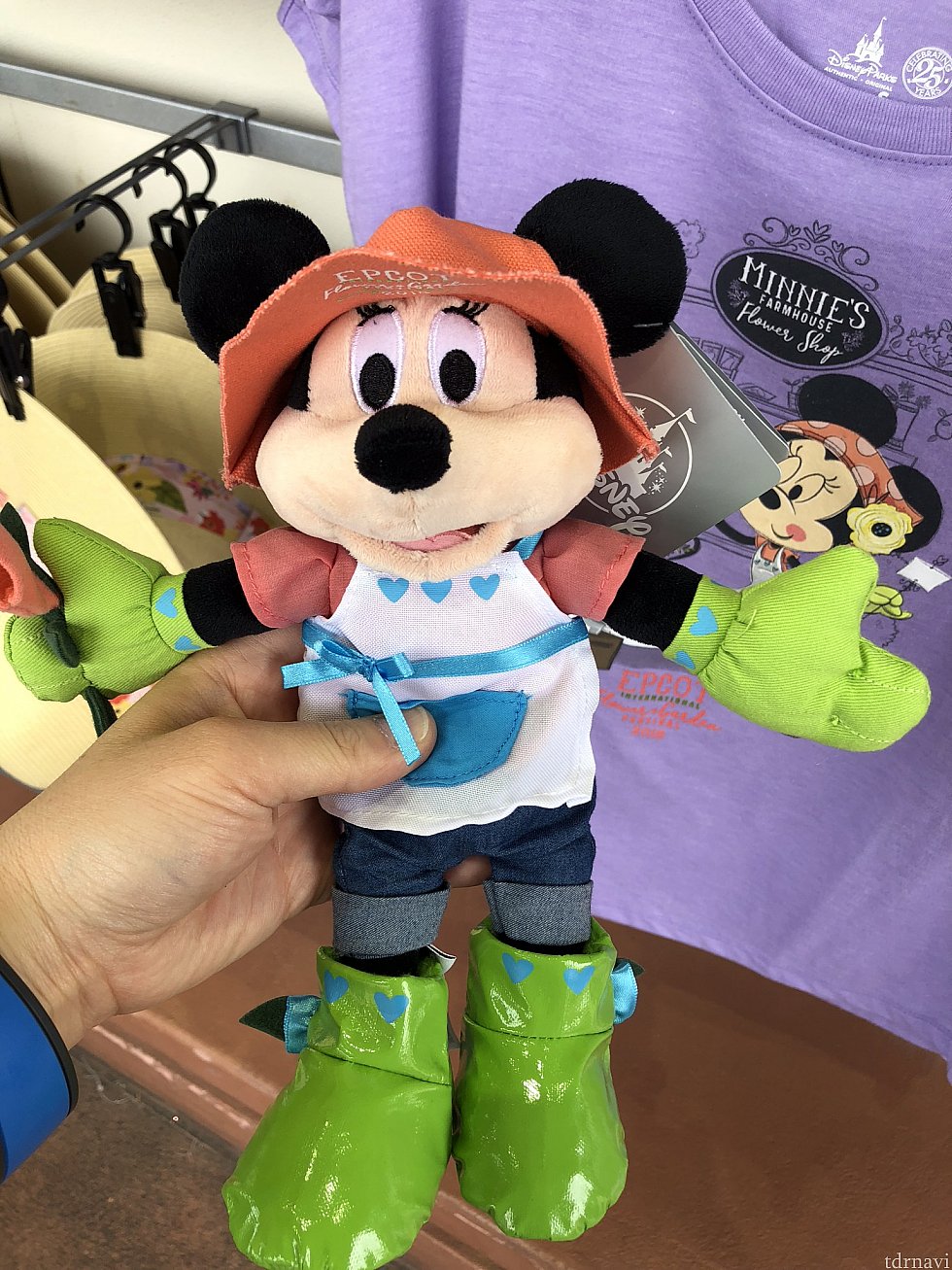 これが結構微妙なミニーのぬいぐるみ。最初はミッキーかと思いました。ガーデニングスタイルですね。$19.99