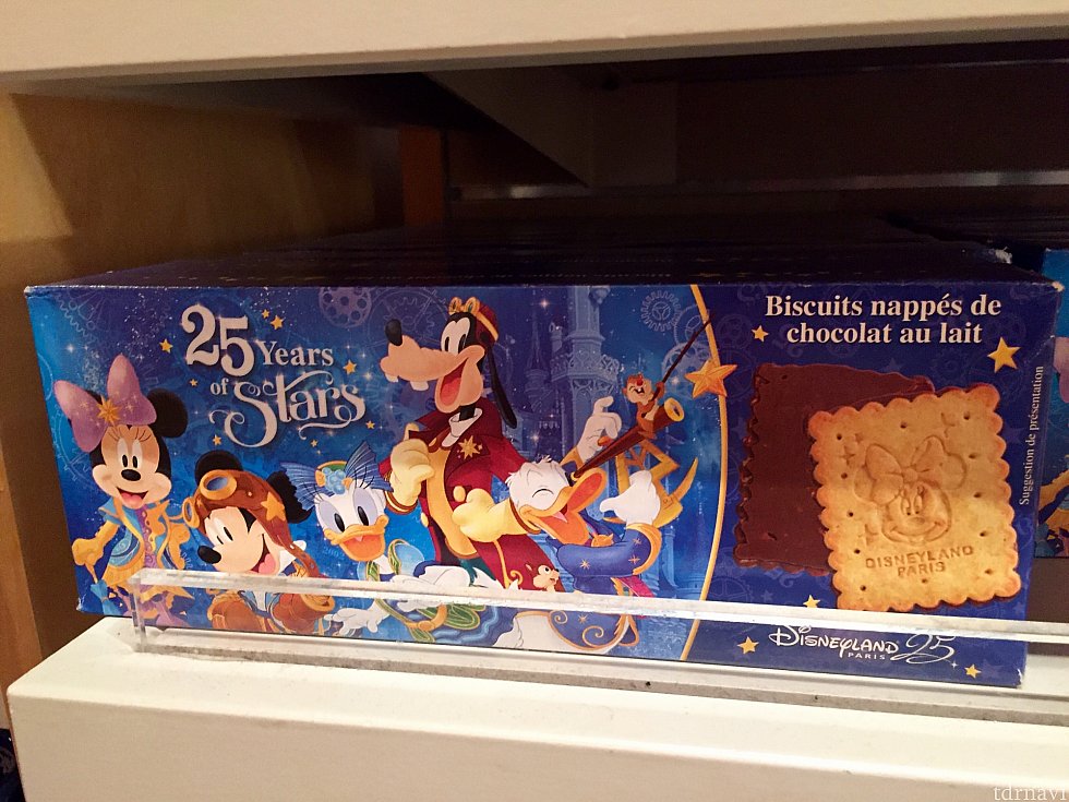 こちらは更に小さめの箱のチョコレートクッキー。箱は紙製。