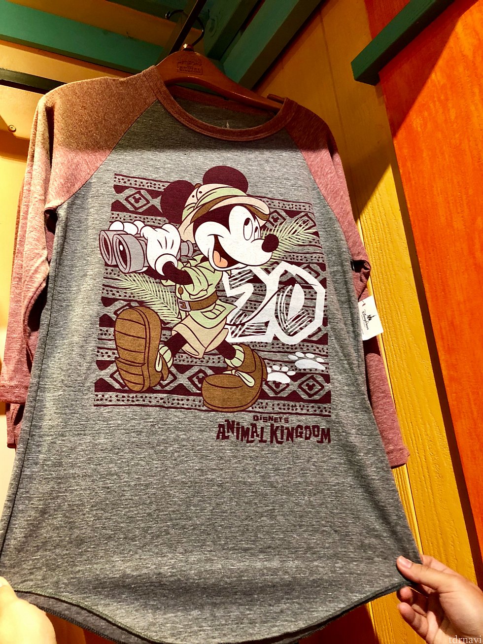 先ずアパレル関係からご紹介していきましょう。このミッキーのTシャツが僕の今回のグッズのお気に入りです。ですが人気がとてもあるようで、夜にはSサイズの一枚しか残りがありませんでした。また再入荷されるはず、とのことです。$34.99