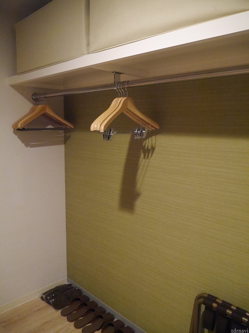 服もたくさんかけれます!
スリッパもいっぱい。