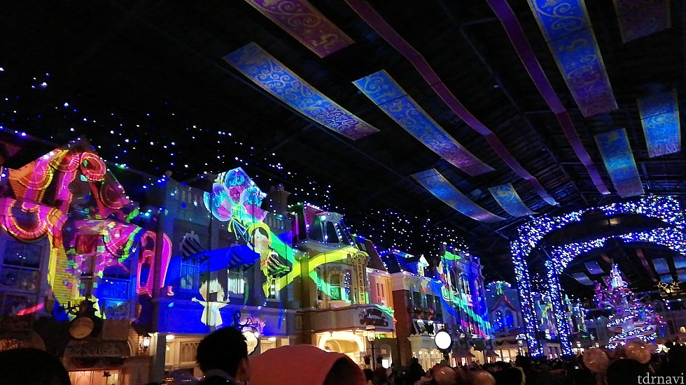 東京ディズニーランドの風景も映し出されます。