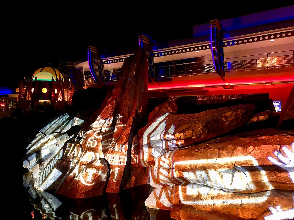 ハロウィンらしくないtomorrowlandも特別バージョンアトラクションがいくつかあります。